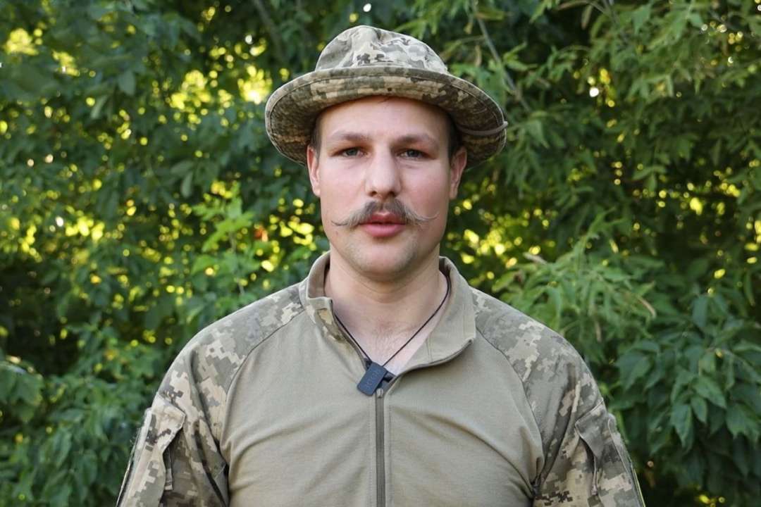 Ексучасник гурту KAZKA виступив для військових / Скриншот з відео Ексучасник гурту KAZKA, який нещодавно мобілізувався, виступив для бригади "Сталевий Кордон"