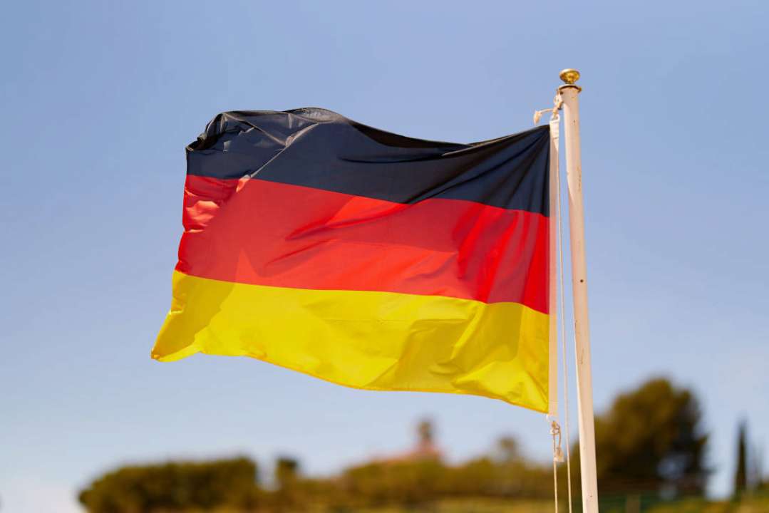 Германия передает Украине грант на 200 миллионов евро/Фото: Fran Santiago/Getty Images Флаг Германии