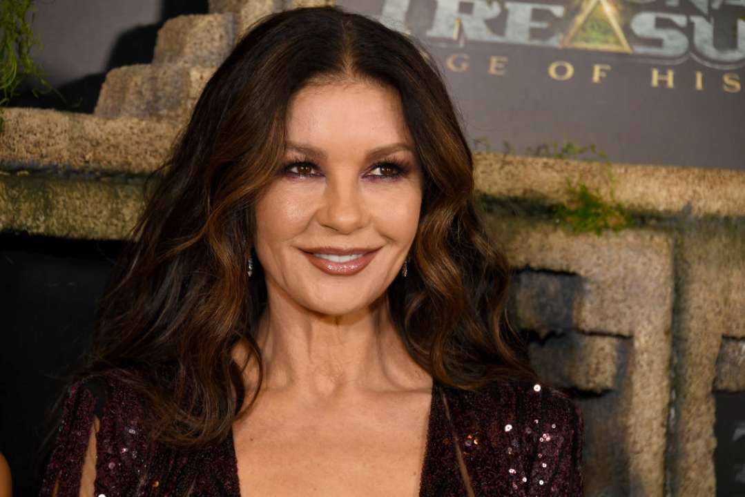 Звезда сериала "Венздей" показала зажигательные танцы в клубе/Фото: Getty Images 53-летняя Кэтрин Зета-Джонс показала, как танцует в клубе вместе с семьей в День всех влюбленных