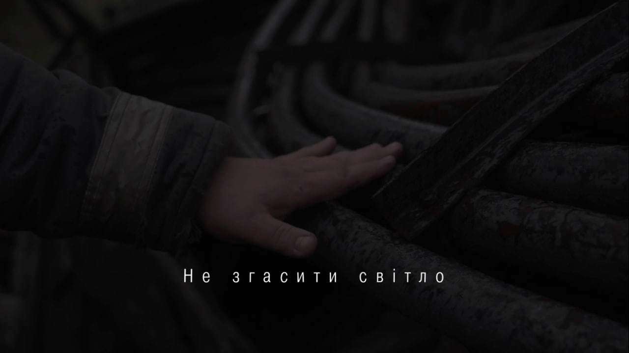 " Недаремно": энергетик Владимир Удовенко посвятил песню тем, кто ежедневно борется за свет/Фото: скрин из видео ДТЭК "Недаремно": энергетик Владимир Удовенко посвятил песню тем, кто ежедневно борется за свет. Видео