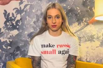 Спортсменку з Литви дискваліфікували через футболку з антиросійським написом / Фото: Instagram/smoltown.girl Виступила проти росіян: спортсменку з Литви дискваліфікували через футболку з антиросійським написом