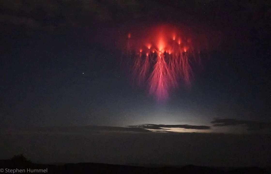 Астрономам удалось сфотографировать редкие атмосферные молнии
