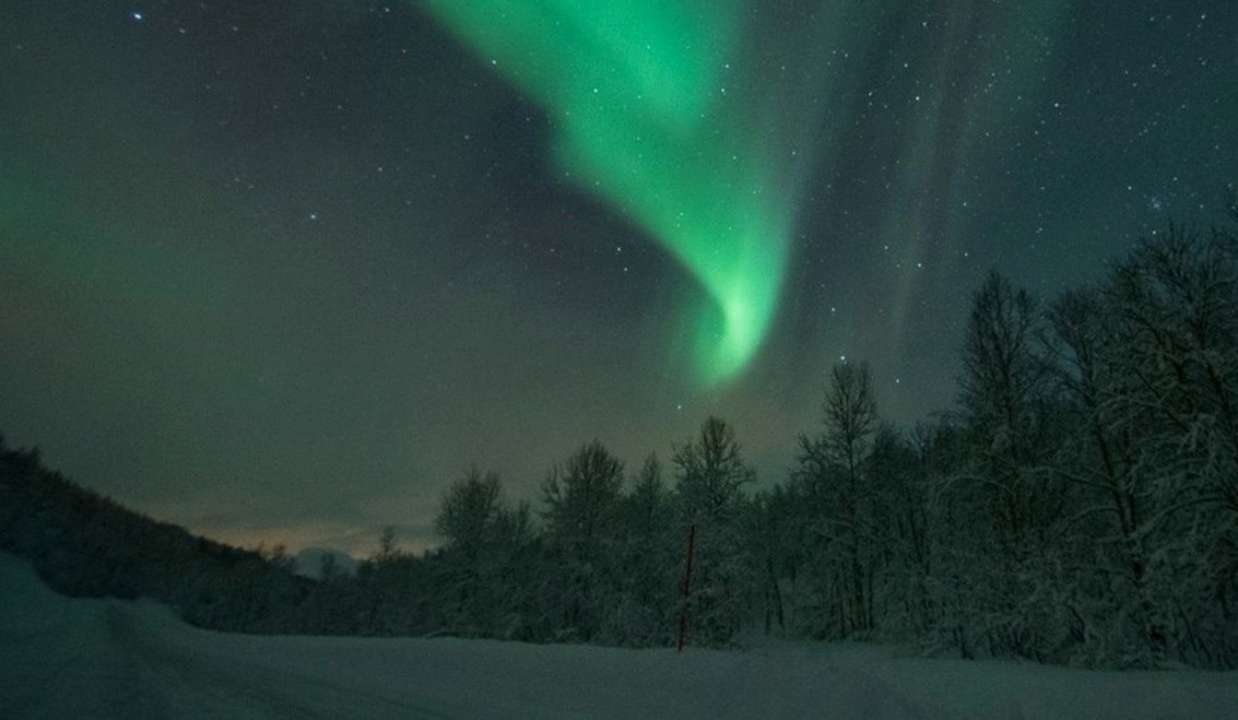 Сказочное северное сияние в небе над Финляндией. видео