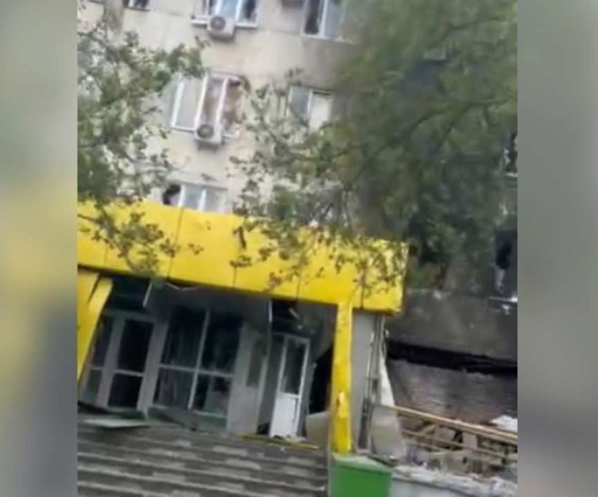 Російські терористи розстріляли лікарню у у Сіверськодонецьку. Фото: Скріншот із відео Сергія Гайдая Обстріл лікарні на Луганщині