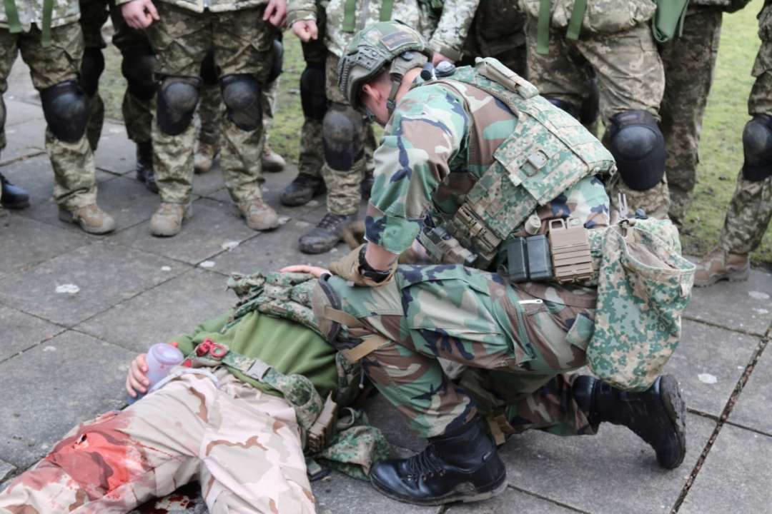 Військові ЗСУ у Британії опановують навички медичної допомоги/Фото: Сухопутні війська Військові ЗСУ у Британії опановують навички медичної допомоги/Фото: Сухопутні війська