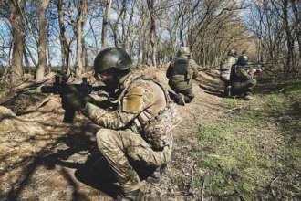 ЗСУ за добу відбили 69 атак на бахмутському напрямку/Фото: Генштаб ЗСУ/Facebook Українські військові у лісопосадці