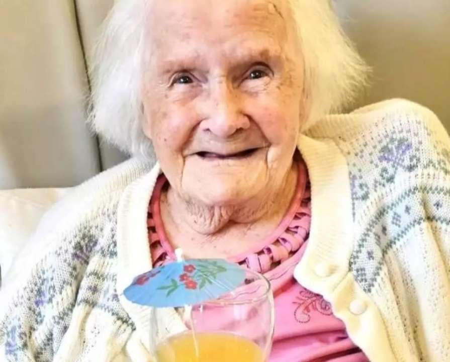 "Заводила собак, а не детей" - 108-летняя женщина похвасталась секретом долголетия "Заводила собак, а не детей" - 108-летняя женщина похвасталась секретом долголетия