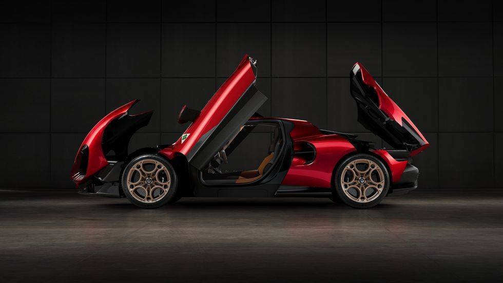 Фото: Alfa Romeo Настоящий передвижной шедевр: Alfa Romeo представила лимитированный суперкар 33 Stradale