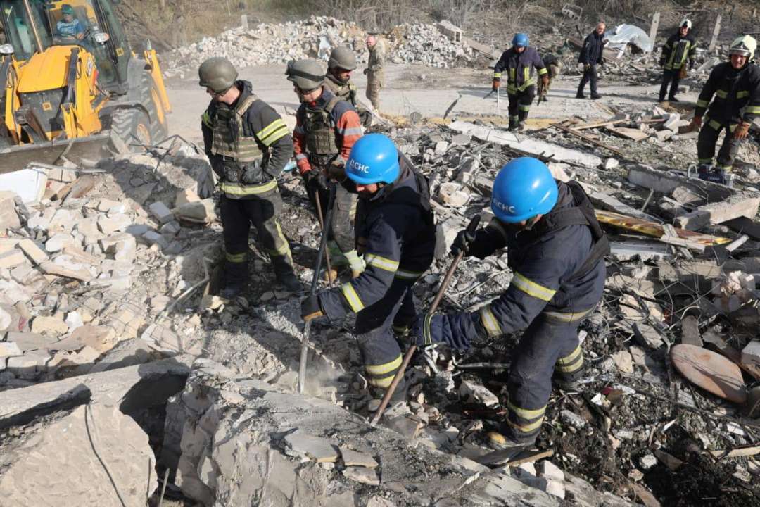 Спасатели при разборе завалов