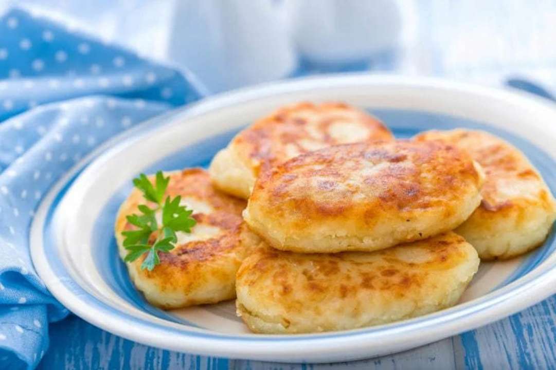 Аппетитные картофельные зразы с рыбной начинкой. Видеорецепт