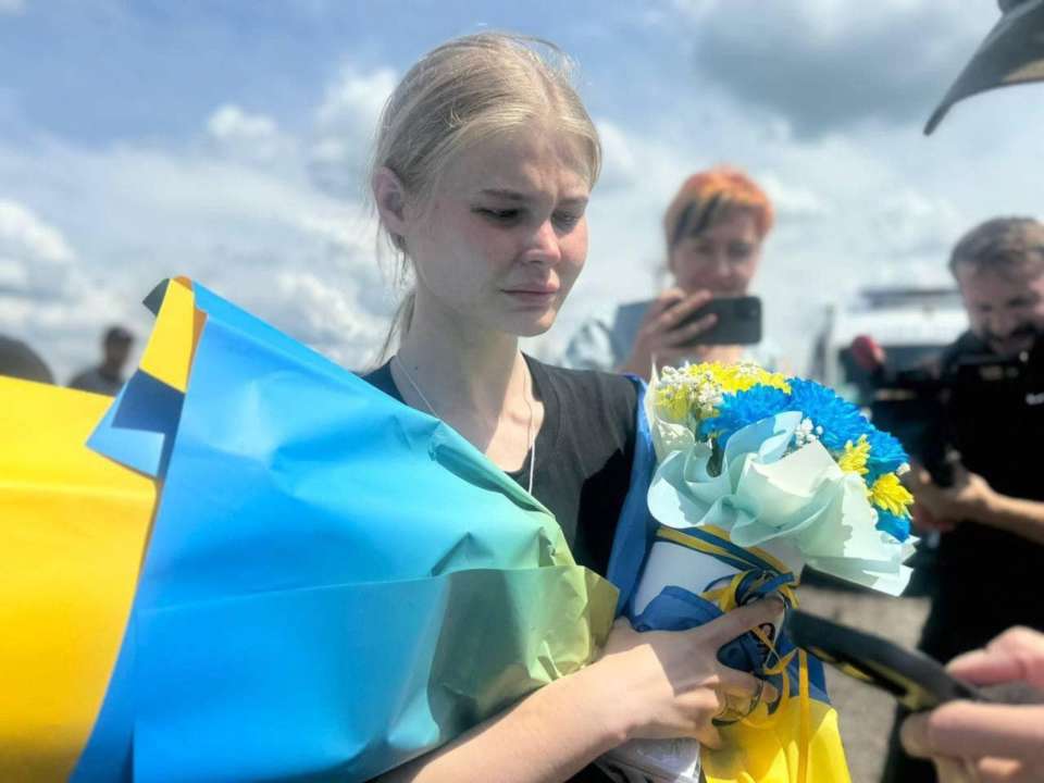 Освобожденная из плена полицейская показала синяки на ногах/Фото: Tsaplienko "Для тех, кто говорит что женщин не бьют": освобожденная из плена показала синяки на ногах