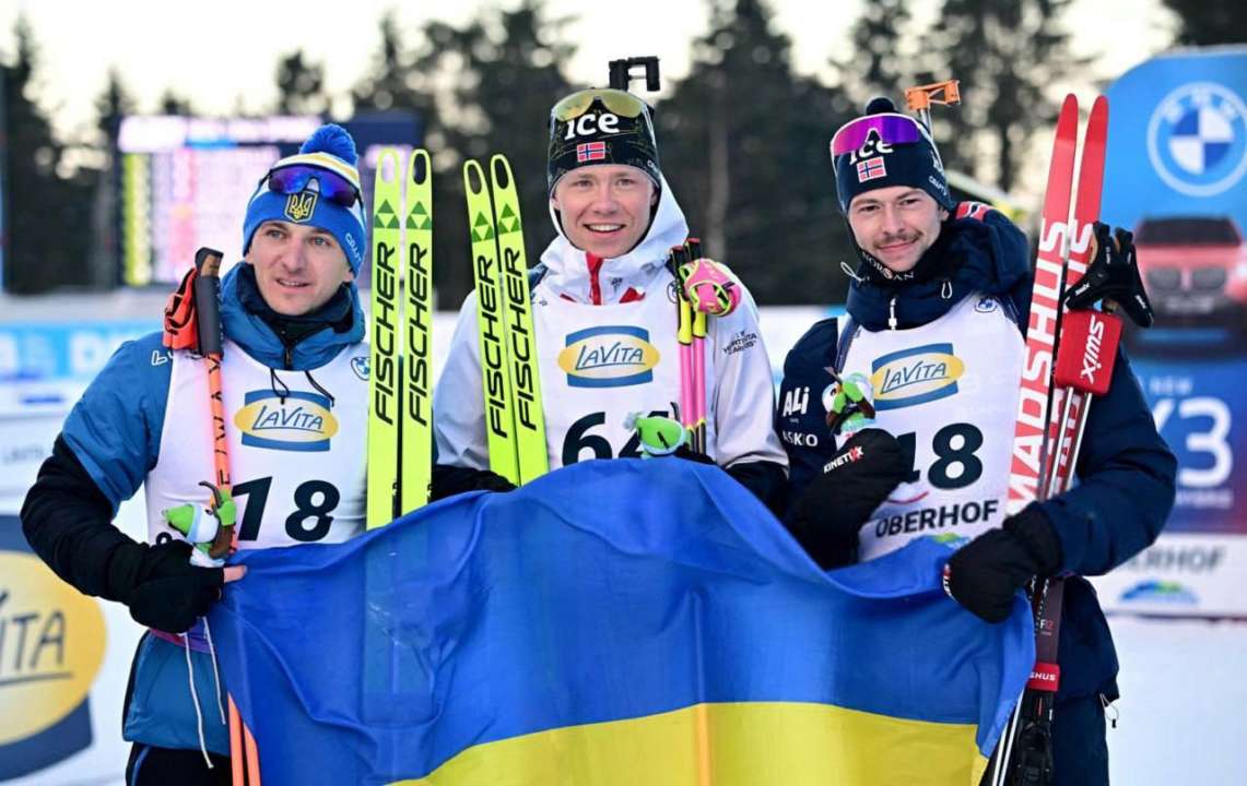 Трогательный момент: норвежские биатлонисты развернули флаг Украины на подиуме этапа Кубка мира