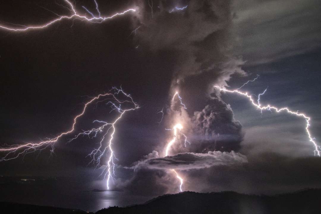 Фото: Getty Images/Автор: Ezra Acayan Молния