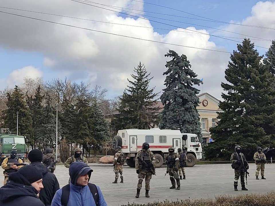 Оккупанты устроили погром в горсовете Скадовска и вынесли оттуда компьютеры