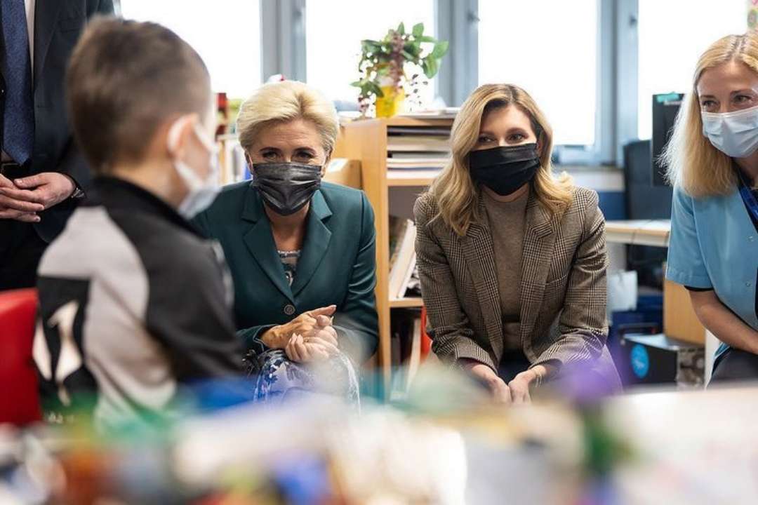 В клетчатом жакете и стильных украшениях: Зеленская посетила школу в Варшаве