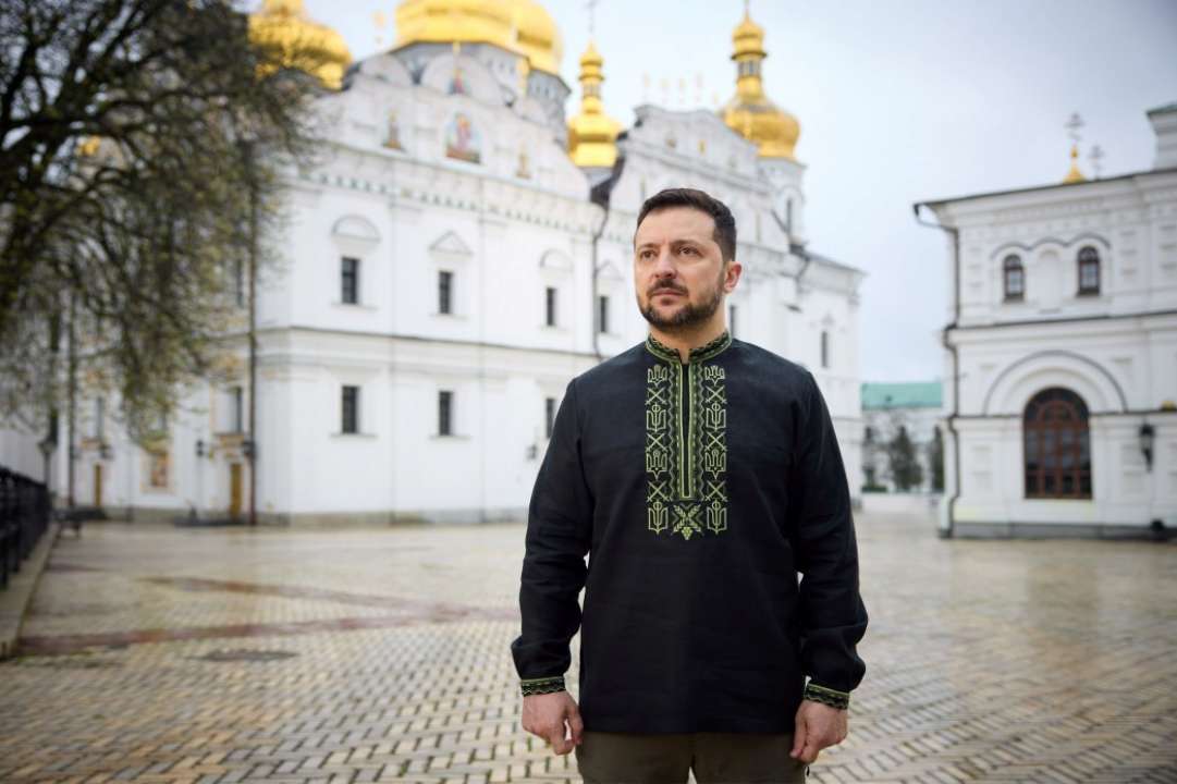 Владимир Зеленский поздравил украинцев с Пасхой/Фото: Офис президента Украины "Вместе встретим свой рассвет": Зеленский с территории Лавры поздравил с Пасхой