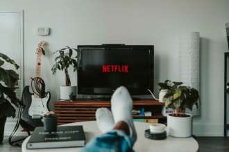 Что посмотреть на Netflix в ноябре / Фото: Mollie Sivaram/Unsplash Премьеропад: что посмотреть на Netflix в ноябре