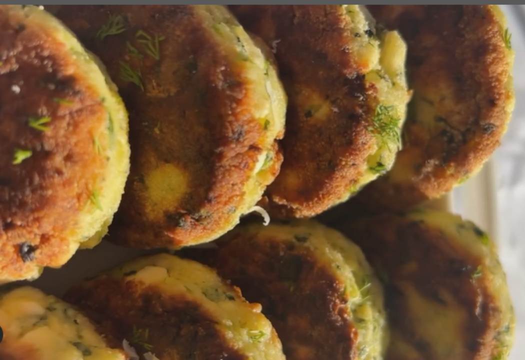 Сырники/Фото: скрин видеорецепта Instagram emiliya.yevtushenko Вкусные сырники со шпинатом и пармезаном. Видеорецепт