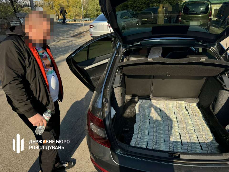 Співробітники Голосіївського районного ТЦК Києва "допомагали" за хабарі тисячам ухилянтів, вилучено понад $1 млн / Фото: dbr.gov.ua Співробітники Голосіївського районного ТЦК Києва "допомагали" за хабарі тисячам ухилянтів, вилучено понад $1 млн / Фото: dbr.gov.ua