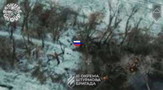 російський солдат намагається сховатися від дрону російський солдат намагається сховатися від дрону