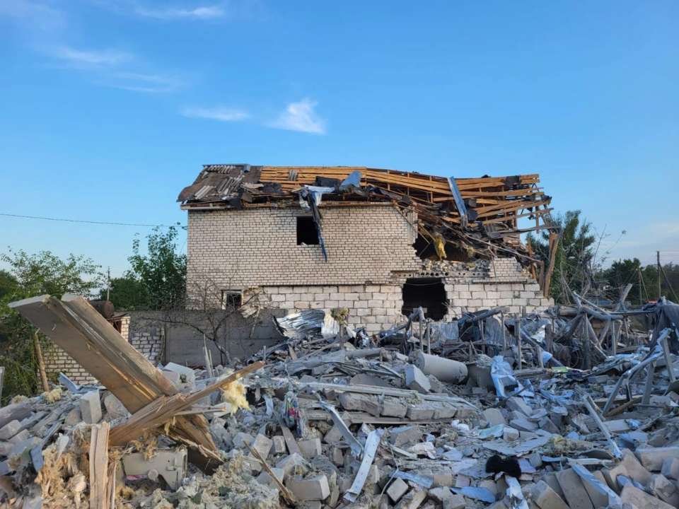 росіяни обстрілюють цивільних у Харківській та Херсонській областях/Фото: Олег Синєгубов На Херсонщині рф скинула вибухівку на центр видачі гумдопомоги: під обстрілами також Харківщина