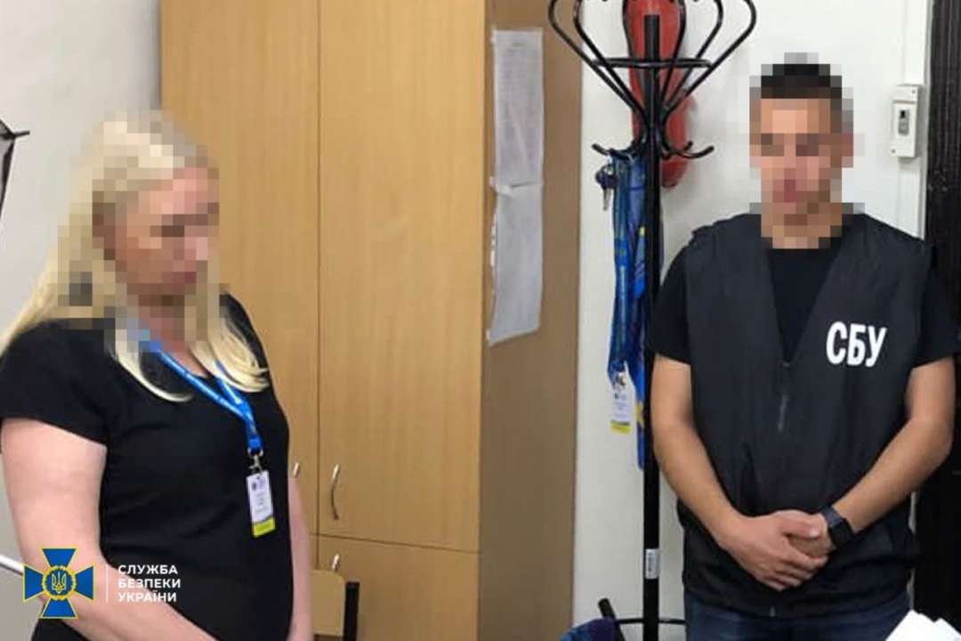 Чиновники міграційної служби вимагали хабарі за видачу паспортів/Фото: СБУ Чиновники міграційної служби вимагали хабарі за видачу паспортів/Фото: СБУ