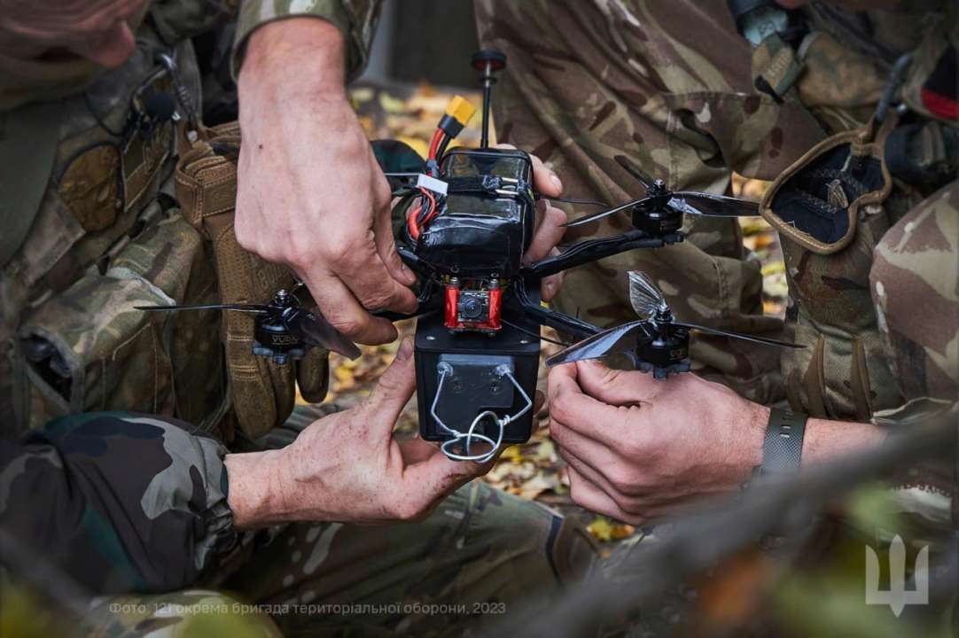 Сколько стоит уничтожение российской легкой бронетехники с помощью FPV-дрона: подсчеты Forbes
