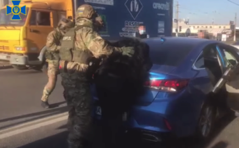 У Харкові затримано банда шахраїв/Фото: скріншот У Харкові банда квартирних шахраїв хотіла "віджати" житло у полковника запасу СБУ. Відео