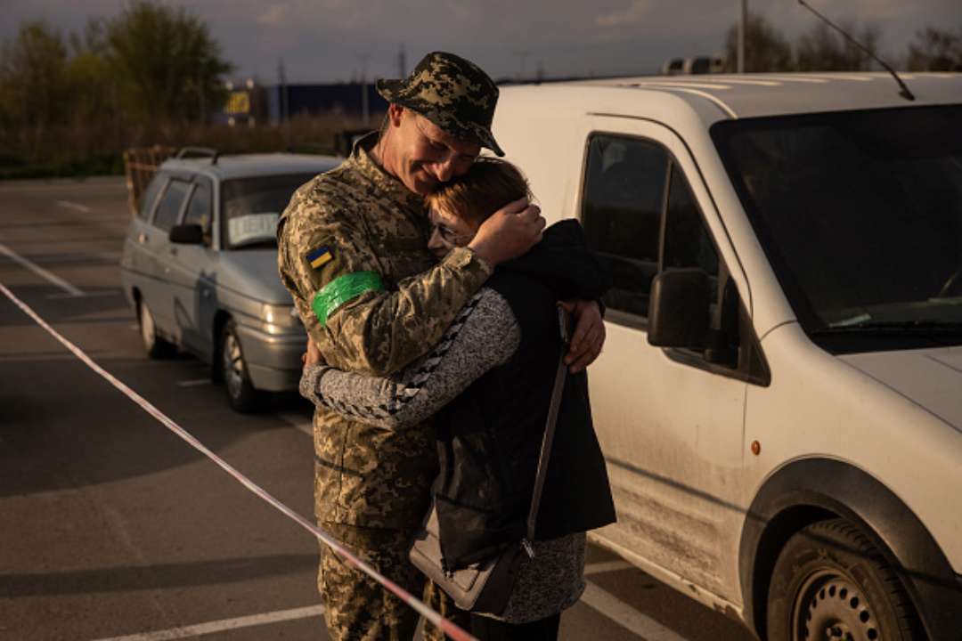 Домой вернулись 14 украинских бойцов/Фото: Chris McGrath/Getty Images Украина совершила очередной обмен пленными: сколько бойцов вернулись домой