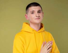 Учасник "Голосу країни-12" Валентин Скрипник розповів про подругу, яка загинула під час війни/Фото: Instagram "Вона завжди буде в серцях": учасник "Голосу країни-12" втратив подругу під час війни