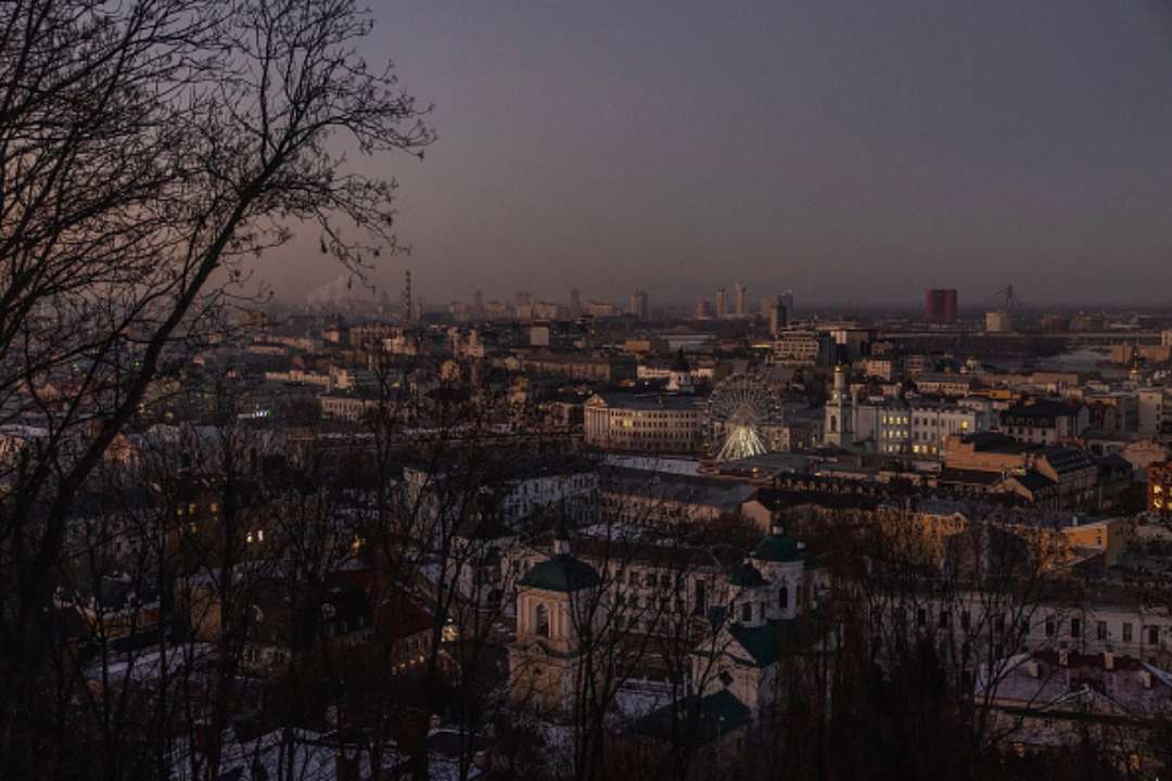 В Киеве снова не будут отключать свет/Фото: Roman Pilipey/Getty Images В Киеве завтра не будут отключать свет, но есть нюанс