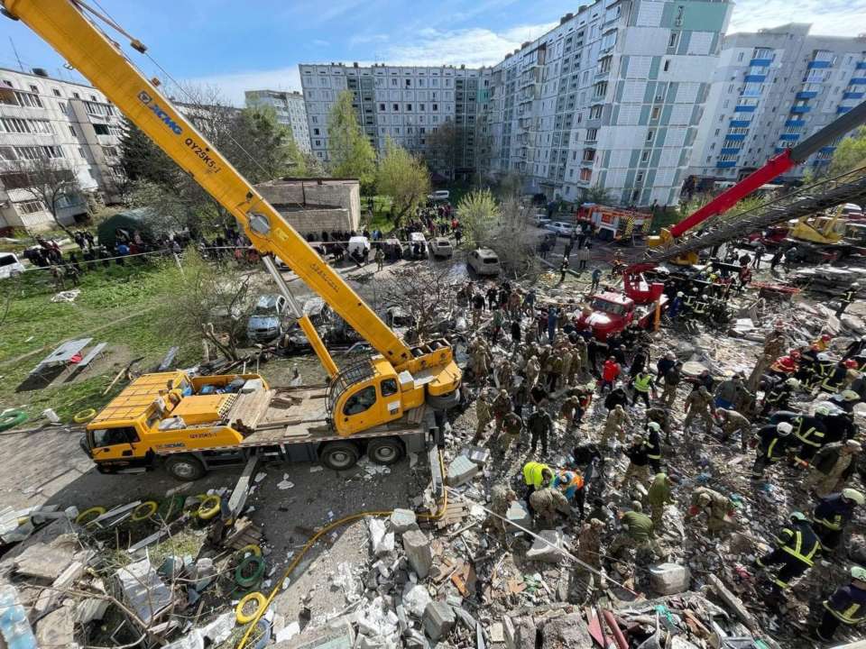 При разборе завалов спасатели делают перерывы, чтобы услышать людей. Поэтому старайтесь почаще кричать, подавать сигналы