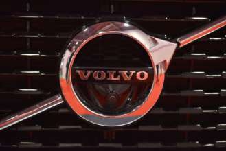 Фото первого минивэна Volvo появились до дебюта/Фото: John Keeble/Getty Images Логотип Volvo