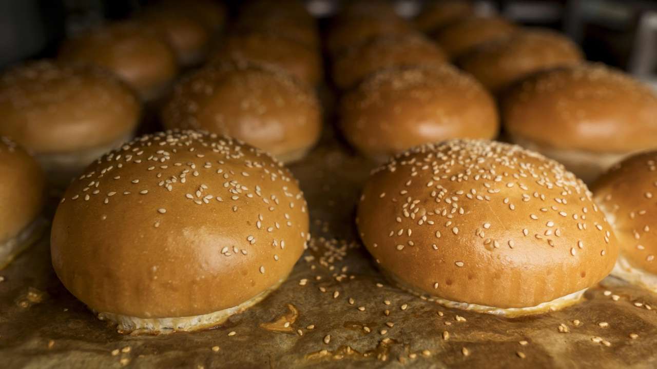 Как приготовить булочки для гамбургеров в домашних условиях / Фото: Freepik Как приготовить булочки для гамбургеров в домашних условиях / Фото: Freepik