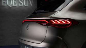 Mercedes-Benz представила мощный электрокар с огромным запасом хода/Фото: Daimler EQE SUV