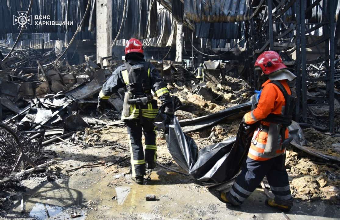 Росіяни спеціально б'ють по Харкову, аби змусити Україну провести переговори. Фото: ДСНС Харківщини удари по епіцентру харкова