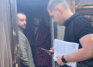 Підозрювані закупили меблі для навчальних закладів зі збитками у понад 3 млн грн Підозрювані закупили меблі для навчальних закладів зі збитками у понад 3 млн грн