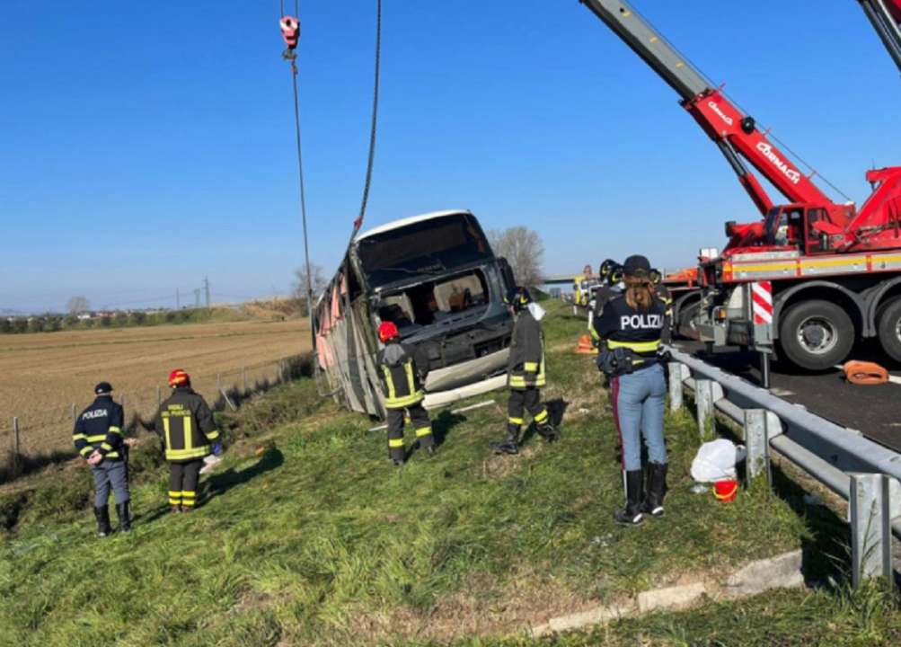 В Італії потрапив в аварію автобус з біженцями із України/Фото: Sky TG24 В Італії потрапив в аварію автобус з біженцями із України