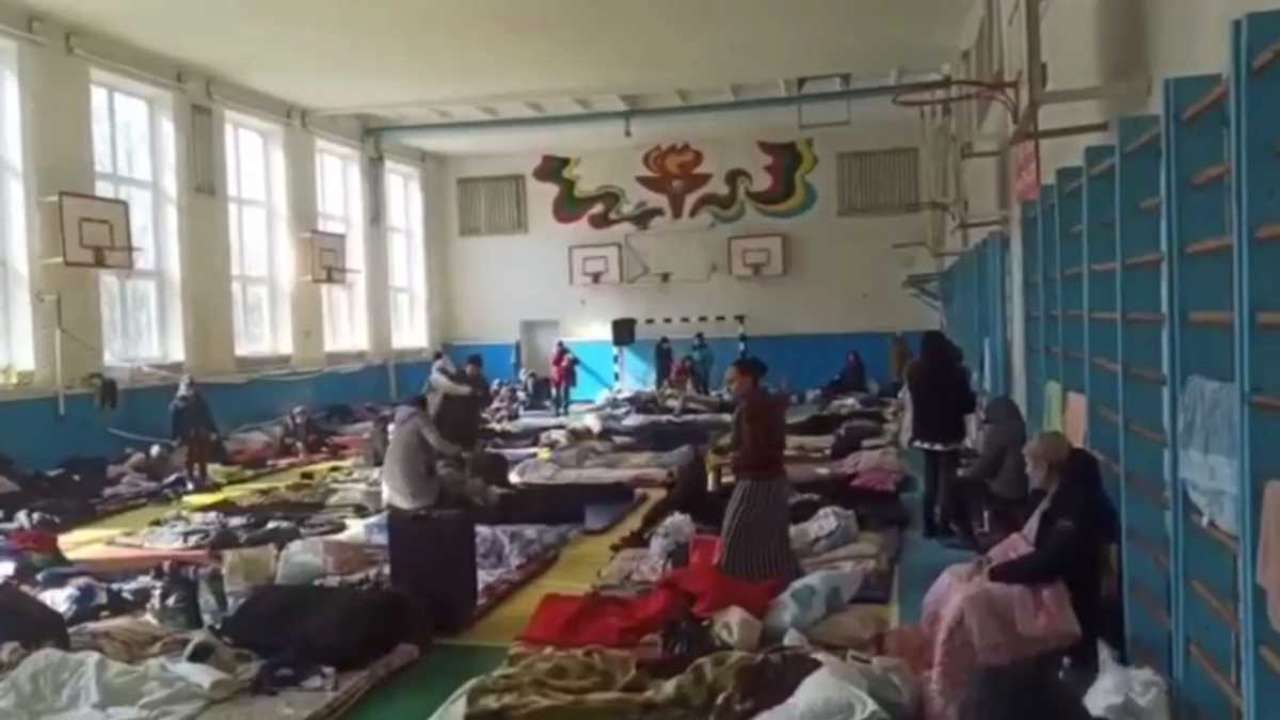 У Бердянську облаштували центри для розміщення евакуйованих з Маріуполя/Фото: кадр з відео центр