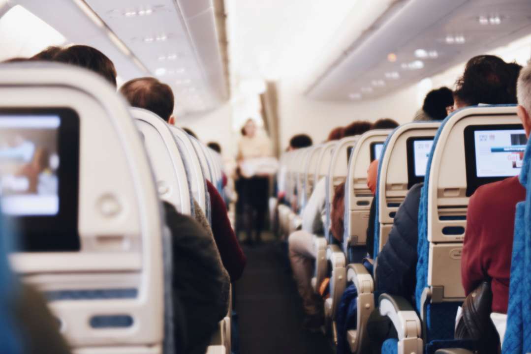 Стюардеса розповіла, чим небезпечні бортові навушники/Фото: unsplash Небезпечний предмет: стюардеса розповіла, чим загрожує використання навушників на борту літака