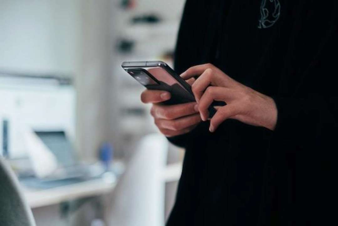 Як прискорити роботу й створити відчуття нового смартфона/Фото: Jonas Leupe/Unsplash Телефон в руках жінки