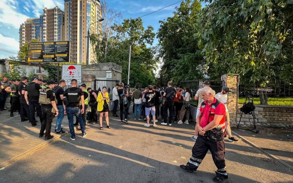 В суде Киева прогремел еще один взрыв/Фото: Стас Юрченко/Граты В здании Шевченковского суда прогремел еще один взрыв: двух человек вынесли в скорую