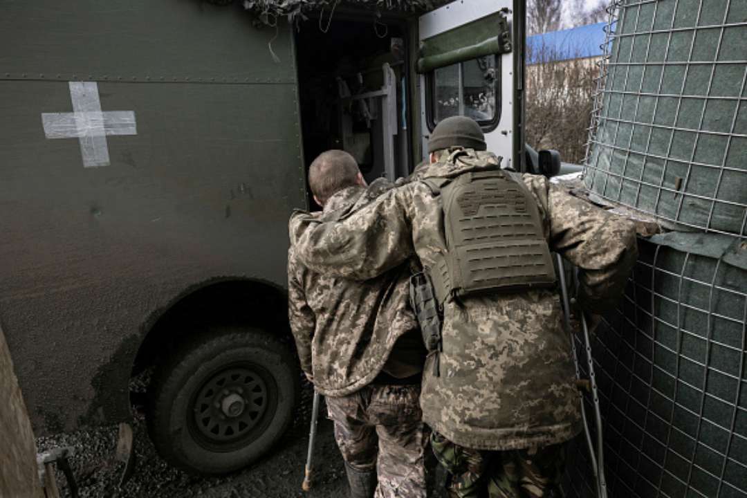 Полевой госпиталь включает 32 койки/Фото: John Moore/Getty Images Rheinmetall передаст Украине мобильный полевой госпиталь: как он выглядит