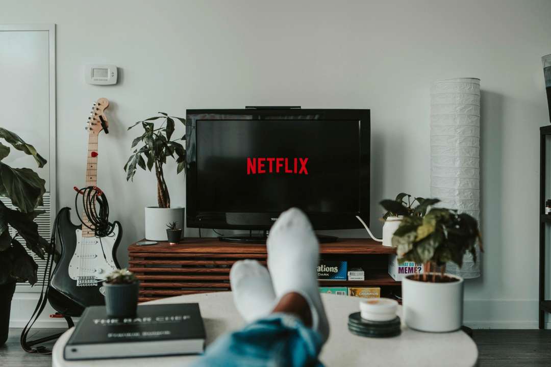 Фото: Unsplash/ Автор - Mollie Sivaram Netflix склала список найпопулярніших фільмів і серіалів