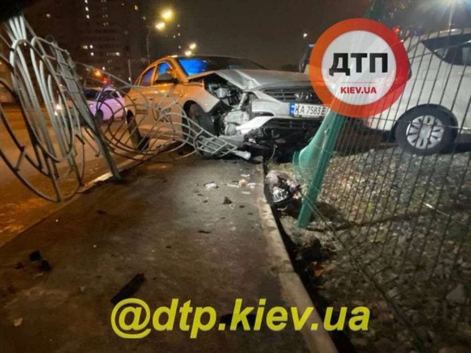 З мийки відразу в паркан. У Києві водій не впорався з керуванням та вилетів з дороги
