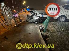 https://t.me/dtpkievua З мийки відразу в паркан. У Києві водій не впорався з керуванням та вилетів з дороги