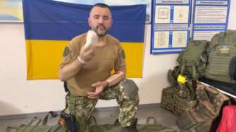 Як правильно накласти собі пов'язку у разі поранення/Фото: скріншот з відео Пов'язка