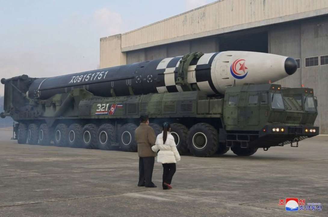 Кім Чен Ин з дочкою біля балістичної ракети Hwasong-17