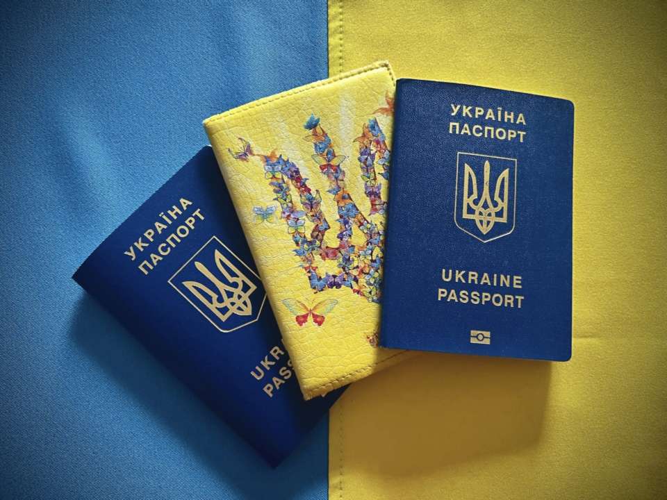 Українці можуть оформити паспорт за кордоном. Фото: uain.press українські біженці паспорт