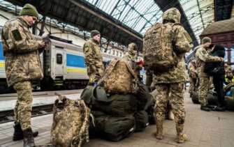 Военные не могут доехать домой из-за отсутствия билетов на поезда Военные не могут доехать домой из-за отсутствия билетов на поезда